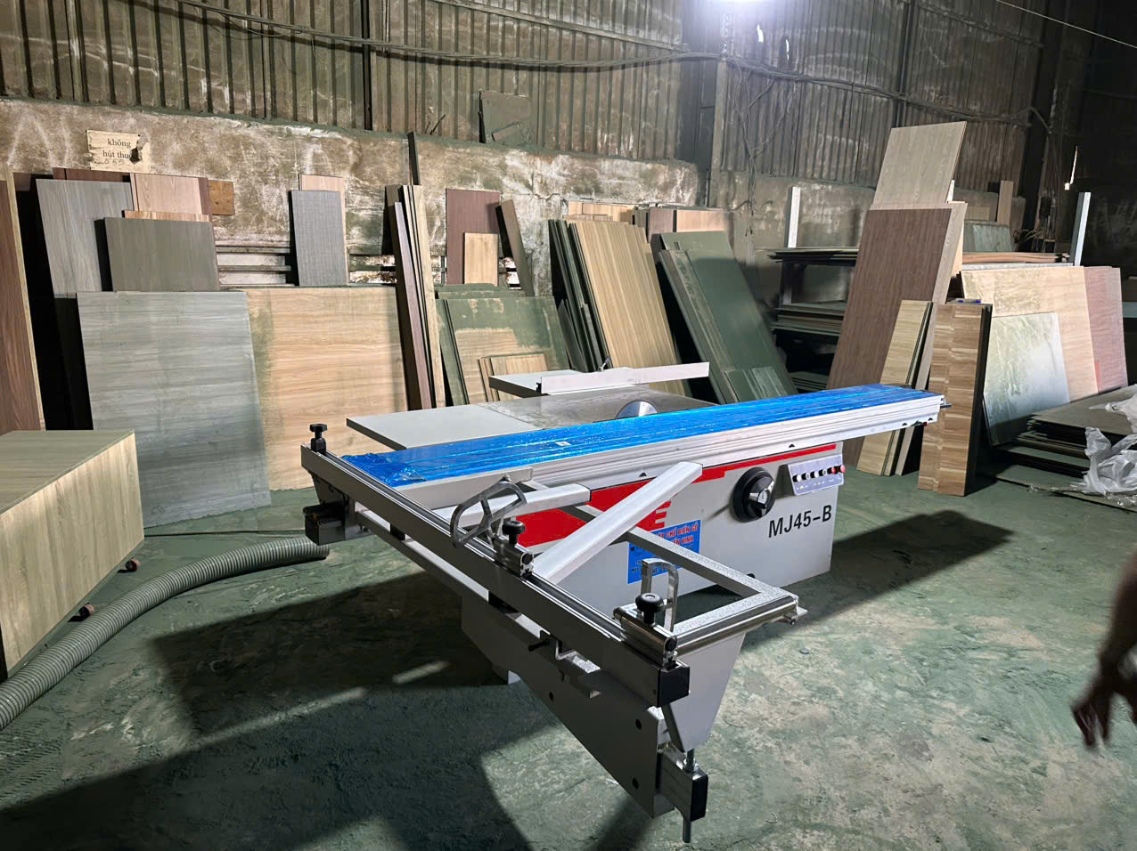 Máy cưa bàn trượt giá rẻ Bình Dương chính hãng