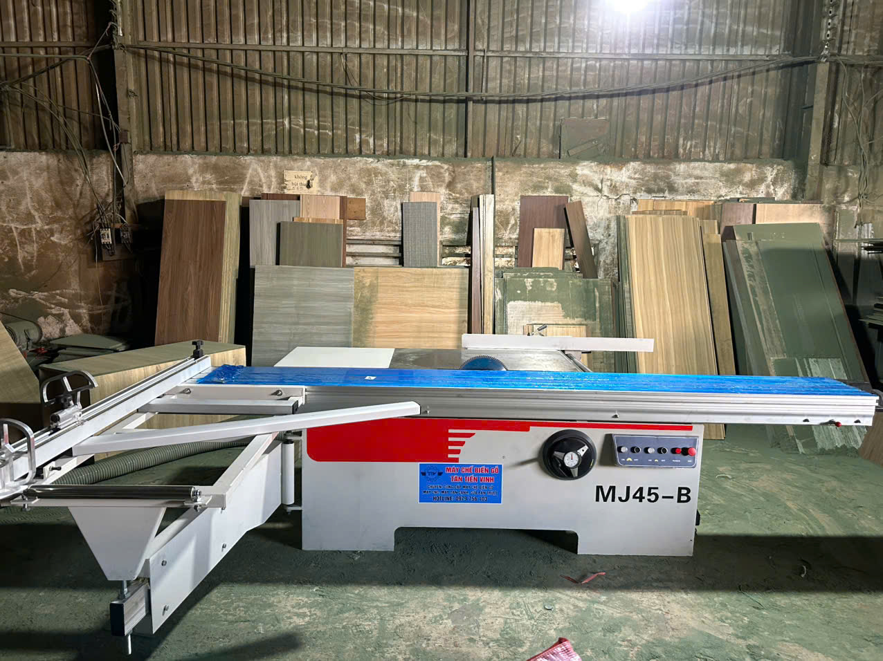 Máy cưa bàn trượt giá rẻ Bình Dương chính hãng