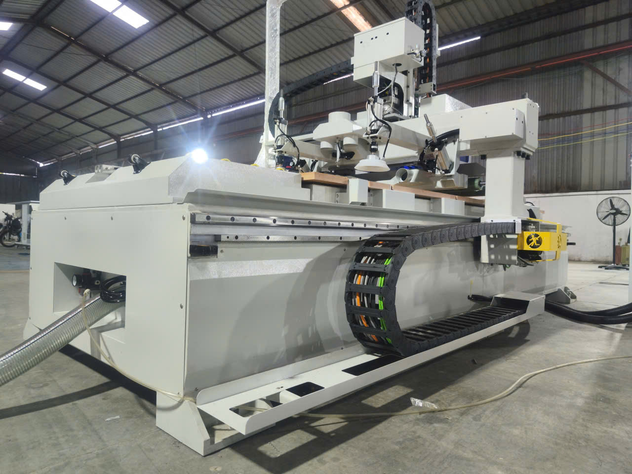 Máy CNC thay dao tự động Model 12M
