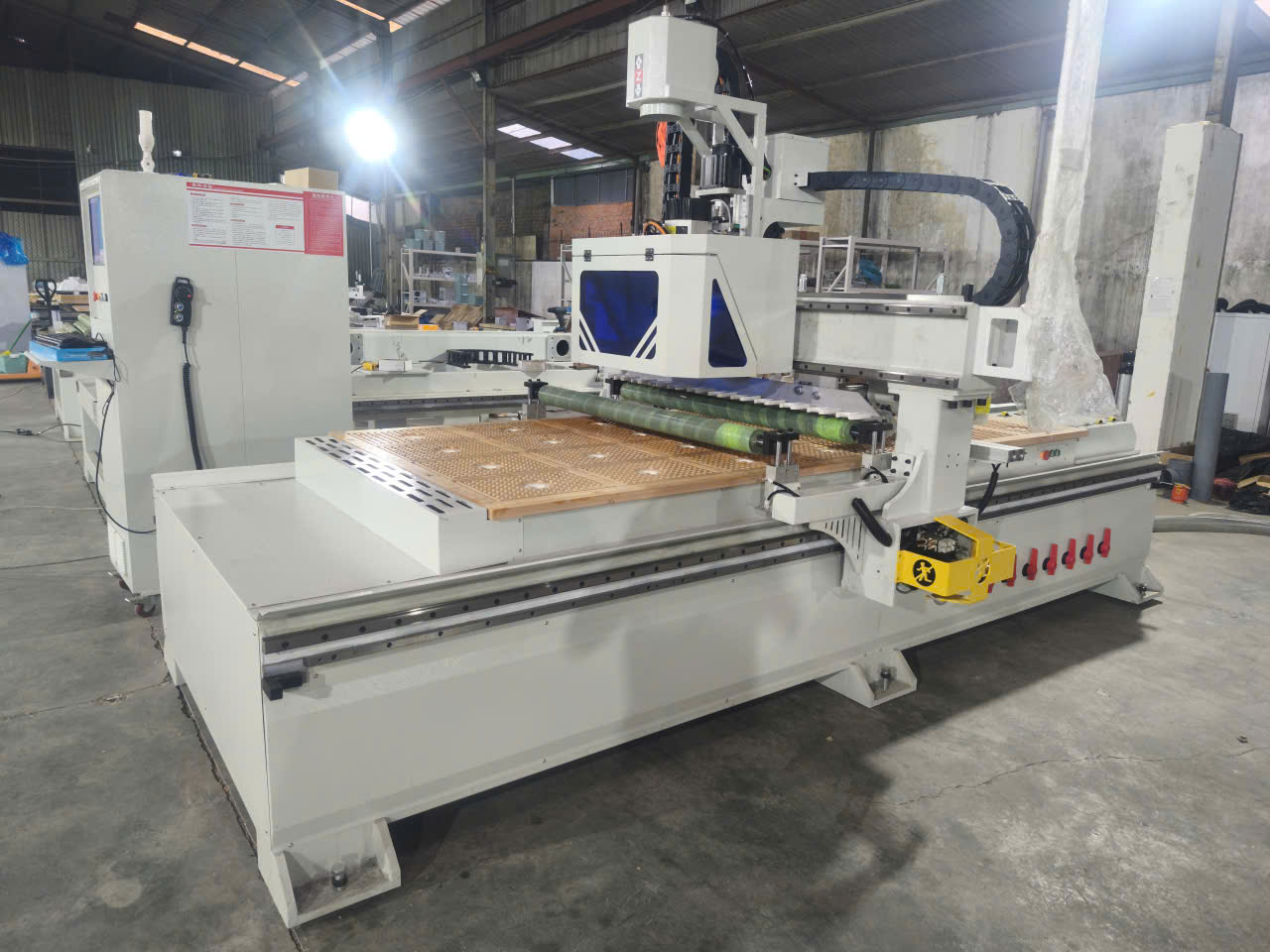  Máy CNC Model 12M đang gia công cửa gỗ 