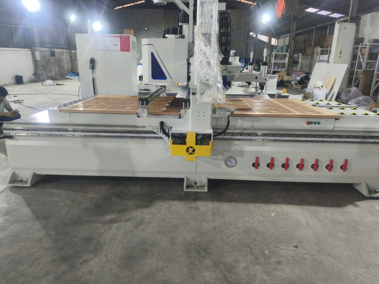  Máy CNC Model 12M đang gia công cửa gỗ 