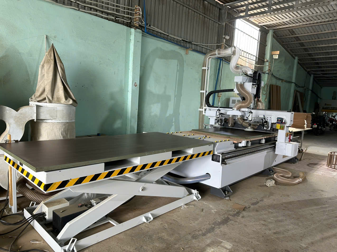 Đội ngũ kỹ thuật lắp đặt dây chuyền CNC